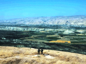  Israeli soldiers stand guard in an old army outpost overlooking the Jordan Valley between the Israeli city of Beit Shean and the West Bank city of Jericho (AFP photo)