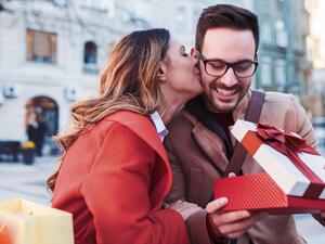 من أفضل الأفكار التي تلائم الزوجين في عيد الحب هي الخروج لتناول العشاء في مكان 