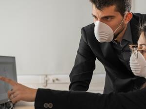 عند دخول المكتب تجنب المصافحة حرصاً على سلامتهم وسلامته