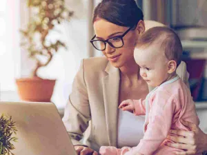  الأم العاملة هي فتاة عادية درست تخرجت دخلت معترك العمل اجتهدت ونافست لـ تحقق طموحها 