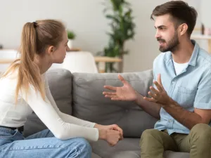 يتميز برج الدلو بأنه مستمع جيد ولكن مع ذلك يعيبه عدم التعبير عن مشاعره واحتياجاته