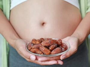 التمر تساعد على تسريع الولادة