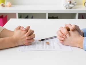 يتعامل الجميع على أن الطلاق قرار جماعي رغم أنه قرار شخصي منوط بالمرء نفسه يتعامل الجميع على أن الطلاق قرار جماعي رغم أنه قرار شخصي منوط بالمرء نفسه