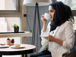 أكثري من شرب الماء، لكن لا تبالغي إلى حد تتسبّبين فيه بحدوث مغص لديكِ