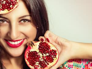فوائد الرمان للمتزوجات 