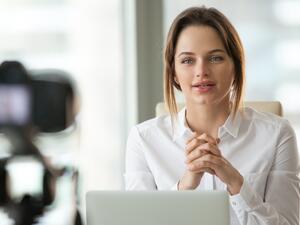 يتضمن تأطير نفسك أيضًا ارتداء الملابس المناسبة والنظيفة باللون الأسود أو باللون الأزرق