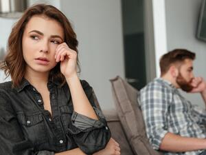 ناقش زوجتك بصوت منخفض وهادىء، واحرص على رسم الابتسامة على وجهك