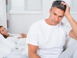 من الأعراض التي يشعر بها الرجل الذي يعاني من البرود الجنسي قلة الرغبة الجنسية