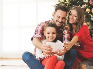 يقوم الآباء والأمهات بشراء الملابس الجديدة للأطفال  في عيد الكريسماس