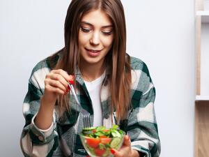 يعتمد الريجيم بشكل أساسي على البروتينات بالإضافة إلى الإقلال من النشويات والسكريات