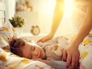 يحتاج الأطفال من 11-14 ساعة للنوم وللأطفال في مرحلة ما قبل المدرسة يحتاجون من 10-13 ساعة