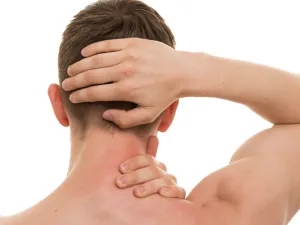 من أعراض الصّداع في خلفيّة الرأس الألم عند تحريك العنق