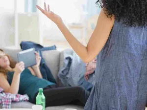 تعشق بعض شريكات السكن المزعجة النميمة والحديث السلبي الكفيل بإحباطك