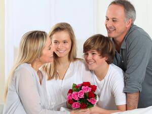 لا داعي للسلام بالأيدي أو تبادل القبل بهذه المناسبة حتى للأم