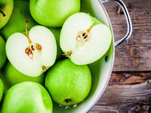 من فوائد بذور التفاح الأخضر تنظيف الكبد من السموم المتراكمة