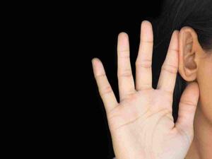 سماع الأصوات المرتفعة والمزعجة لمدةٍ طويلة يسبب الطنين في الرأس