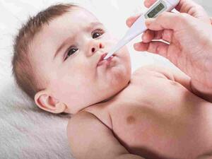 لخفض درجة حرارة الطّفل يجب إعطاء الطفل سوائل بكمية كبيرة