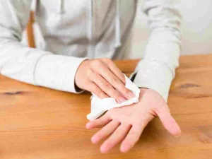 من أسباب فرط تعرّق اليدين انخفاض السكّر في الدم