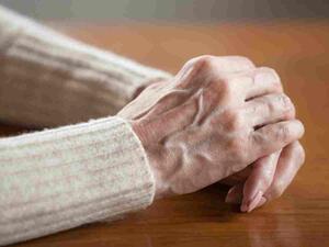 من أعراض مرض روماتيزم الدم الإحساس بحرارة مع ألم في المفاصل