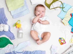 في الشتاء إلباس الطفل عدة طبقاتٍ من الملابس، مثل طقم الملابس الكامل