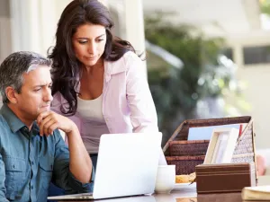 إذا كان شريكك لا يزال يحتفظ بصور حبيبته السابقة يدل على أنه يفكر بها