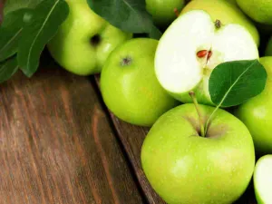 التفاح يحتوي على الكثير من الألياف التي تسهل حركة الأمعاء