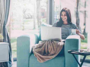 يمكنك أن تهيّئ مكانًا مريحًا وملائمًا لقضاء الوقت في قراءة كتبك المفضّلة.