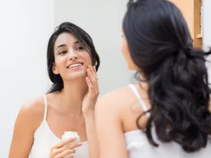 يمكنك استخدام مرطب الوجه طوال اليوم للعناية ببشرتك أيام العطلة