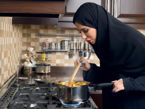عند احتراق الأرز يُنصح بوضع طبقة من قشور البصل على وجه الأرز
