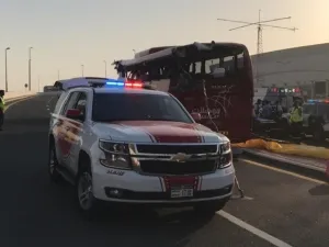 اصطدام حافلة مواصلات بلوحة إرشادية في إمارة دبي