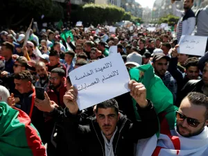  بن صالح وافق على 6 إجراءات تخص موقوفي المسيرات، وفتح وسائل الإعلام أمام معارضين