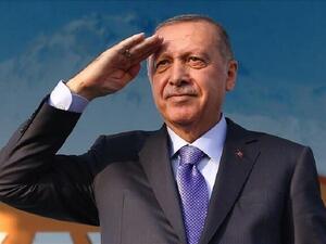  الرئيس التركي رجب طيب أردوغان يؤدي التحية العسكرية