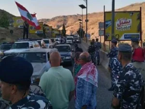 عسكريون متقاعدون يغلقون المداخل الرئيسية الأربعة للعاصمة اللبنانية بيروت
