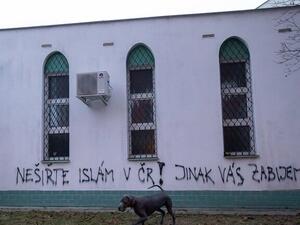 عبارات عنصرية على الجدران الخارجية لأحد المساجد في برونو