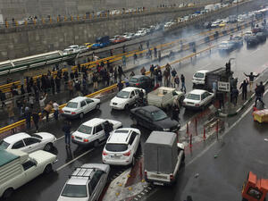 سقوط جرحى في صفوف المتظاهرين وقوات الأمن جراء اشتباكات بين الجانبين في بعض مدن إيران