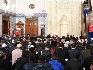 تلاوة سورة الفتح بشكل جماعي عقب صلاة فجر الخميس