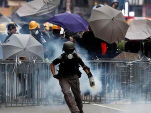 شرطة هونغ كونغ استخدمت الغاز المسيل للدموع لتفريق المتظاهرين