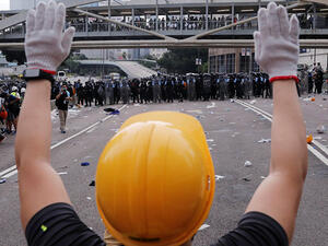  المتظاهرون ارتدوا أقنعة واستخدموا عوائق معدنية وبلاستيكية لإغلاق الشوارع