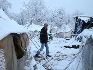  مخيم مؤقت في غابة في البوسنة