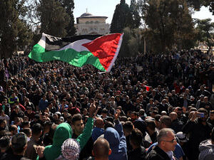 فلسطينيون في ساحات المسجد الأقصى بمدينة القدس المحتلة