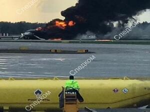  اشتعال النيران في طائرة "سوخوي سوبرجيت 100" في أراضي المطار