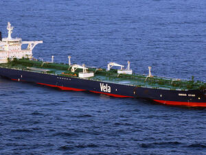 إجلاء 44 بحارا من متن الناقلتين المنكوبتين القادمتين من قطر والسعودية