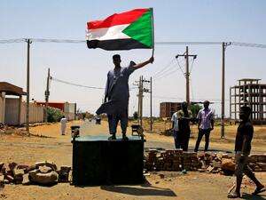 المحتجون يبدأون عصيانا مدنيا في السودان