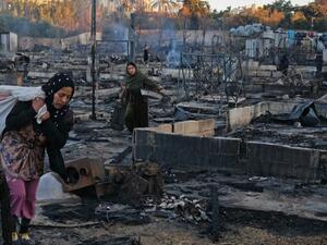 أتى الحريق على كل الخيام في المخيم المؤقت الذي كان يضم مئات اللاجئين السوريين