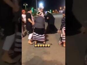 شباب يعتدون على بائعة في السعودية.. فيديو!