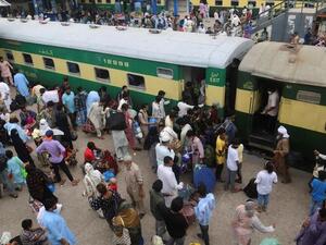 Pakistan Railways Ready to Revamp Centuries-Old ‘Coolie System'