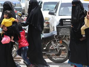 Yemeni women carrying children in the southeastern port city of Mukalla, the capital Hadramawt province, August 7, 2018. (FilePhoto/AFP)