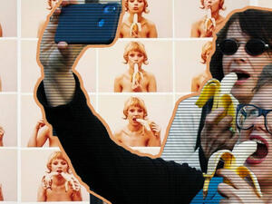 Polish social media activists share their photos while eating bananas in protest of censorship. (Al Bawaba News/Rami Khoury)