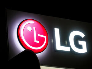 LG Mulls Beefing Up Relationship with Apple