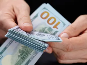 Dollar Maintains Gains After Federal Reserve Meeting